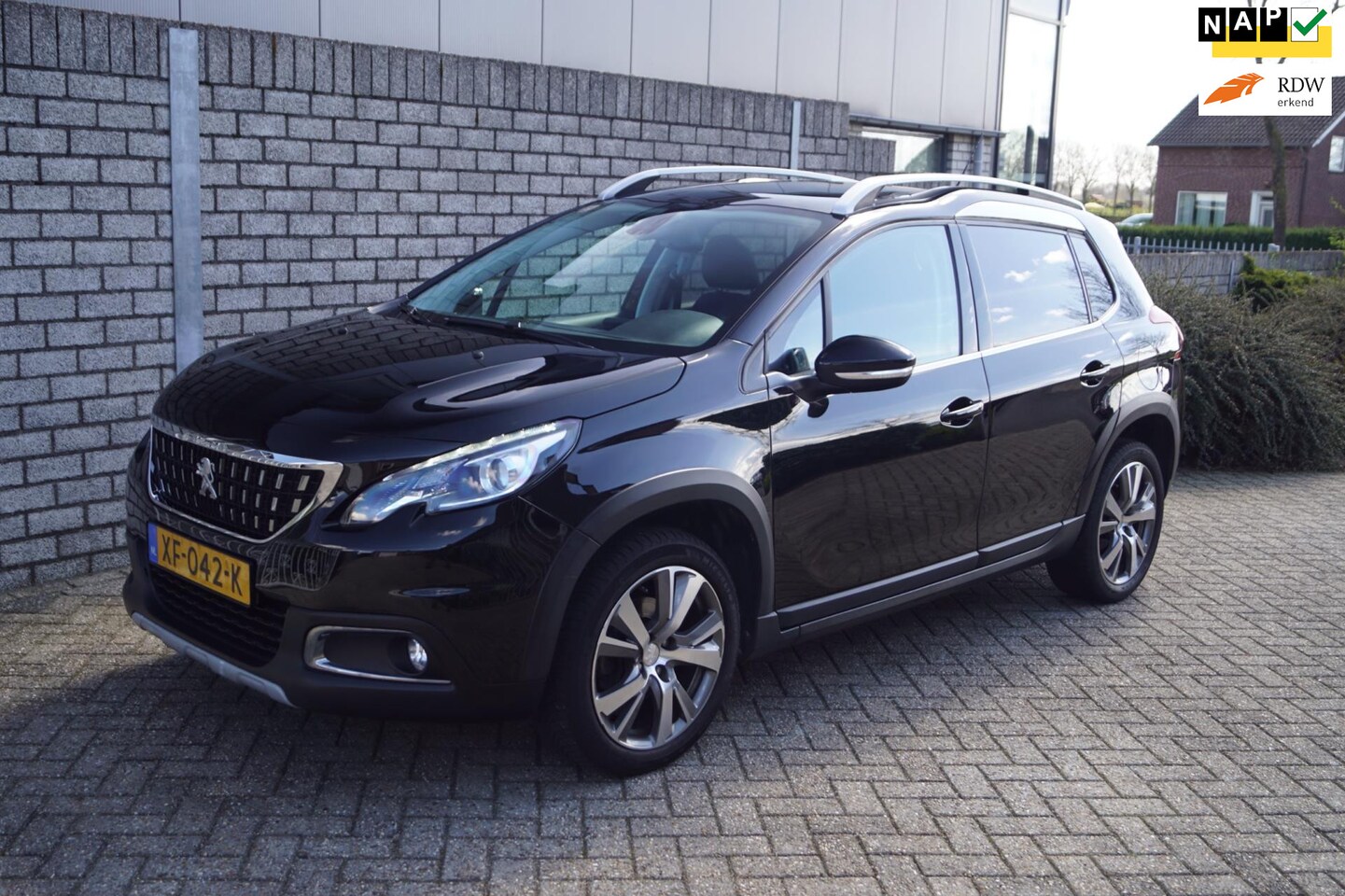 Peugeot 2008 - 1.2 PureTech Blue Lease Allure Panodak Half Leder Sportstoelen Navi Camera Clima Cruise PD - AutoWereld.nl