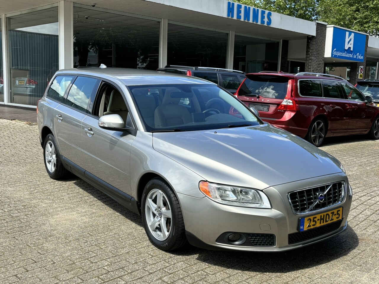 Volvo V70 - 2.5FT Kinetic Leder Family BTW voordeel €500,- - AutoWereld.nl