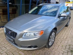 Volvo V70 - 2.5T Summum Automaat / NL AUTO / LEER / DVD / YOUNGTIMER