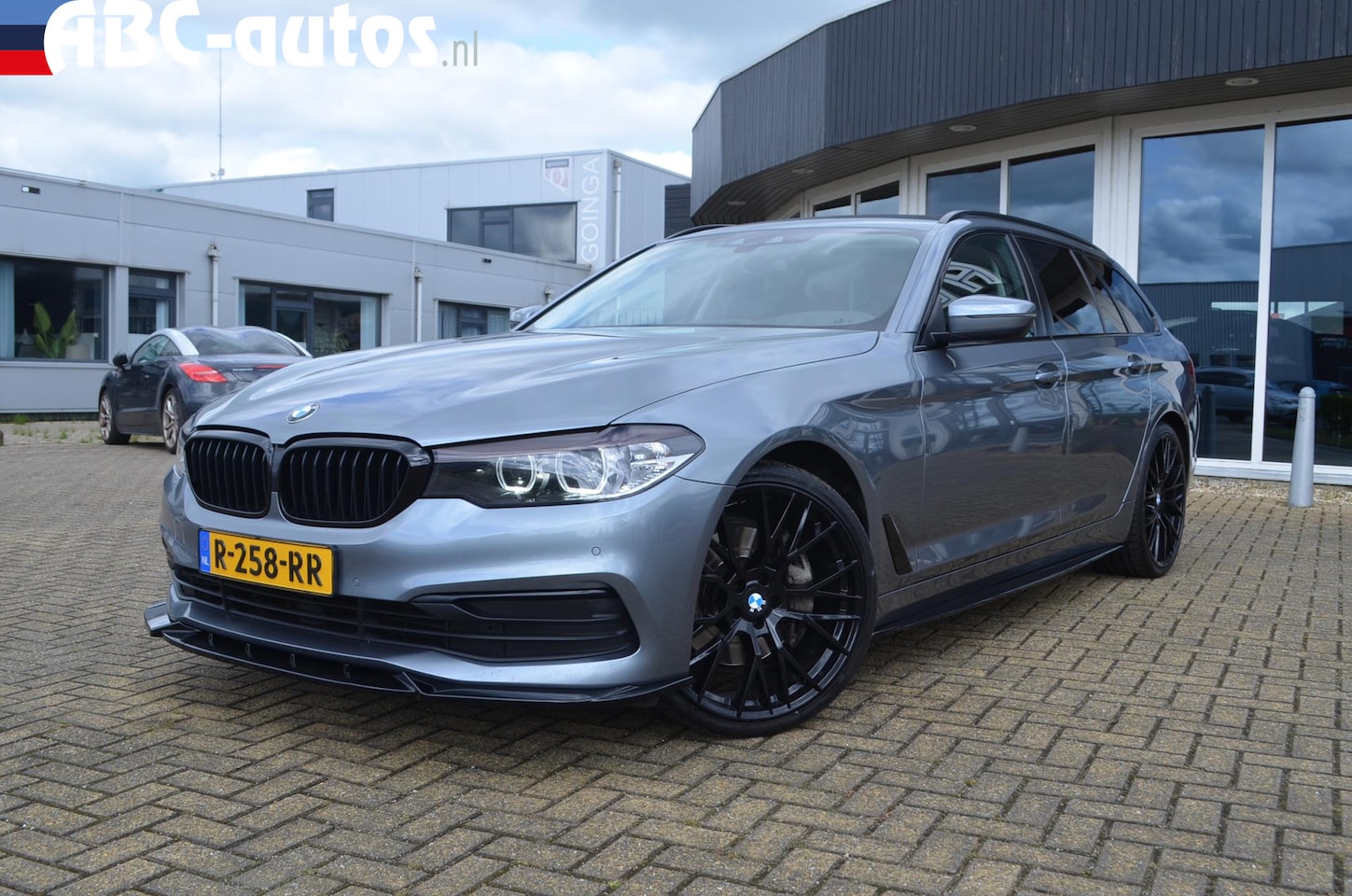 BMW 5-serie Touring - 540i xDrive Exe 341 pk M-sport / Blackline - AutoWereld.nl