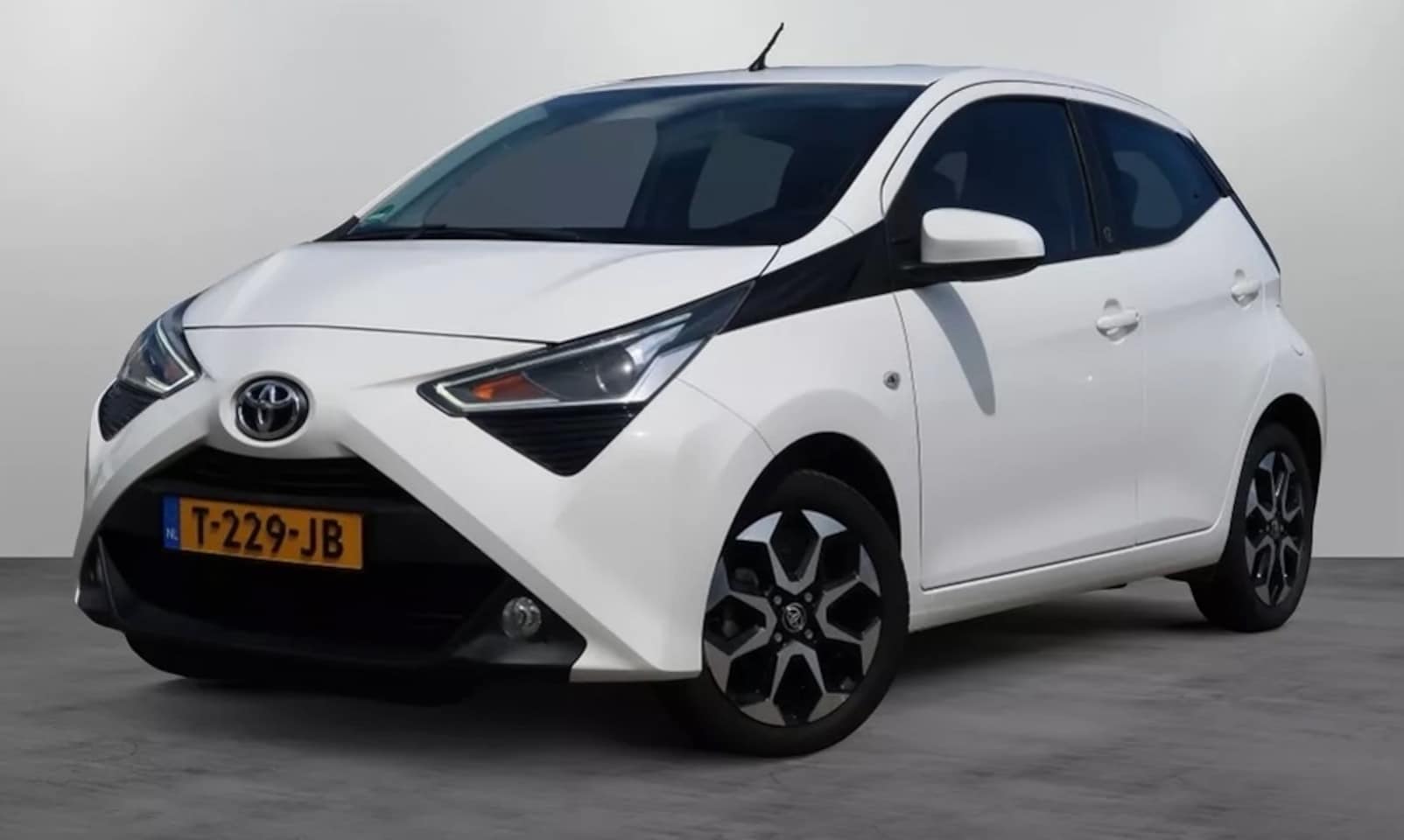 Toyota Aygo - 1.0 VVT-i x-play 1.0 VVT-i x-play - AutoWereld.nl