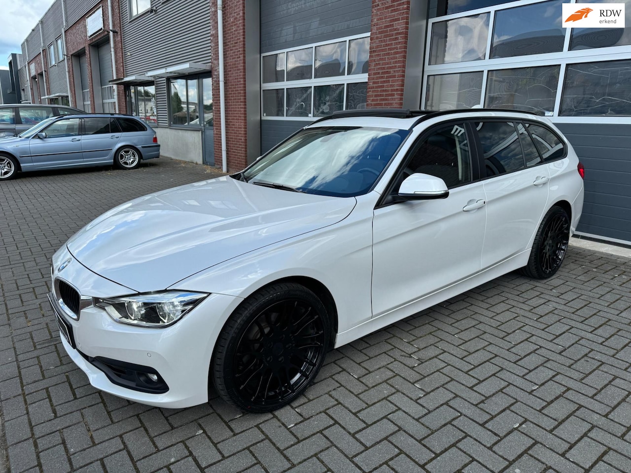 BMW 3-serie Touring - 320i LCI 184PK AUT LED Pano Groot Navi Trekhaak - AutoWereld.nl