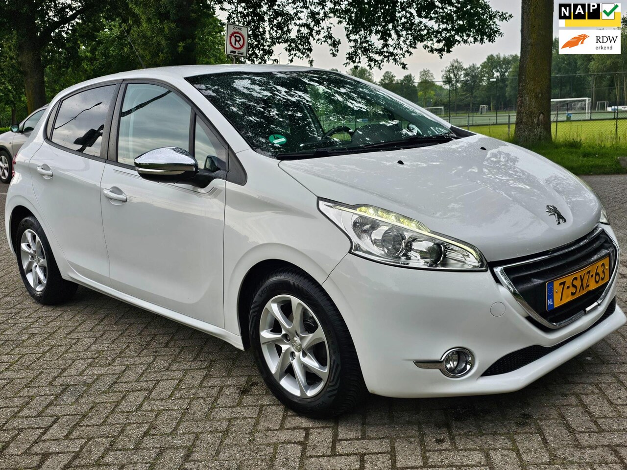 Peugeot 208 - 1.2 VTi Oxygo navigatie cruis control parkeer sensor aux usb - AutoWereld.nl