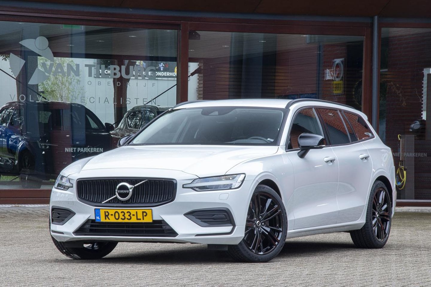 Volvo V60 - 2.0 T5 250 PK BLACK EDITION - AutoWereld.nl