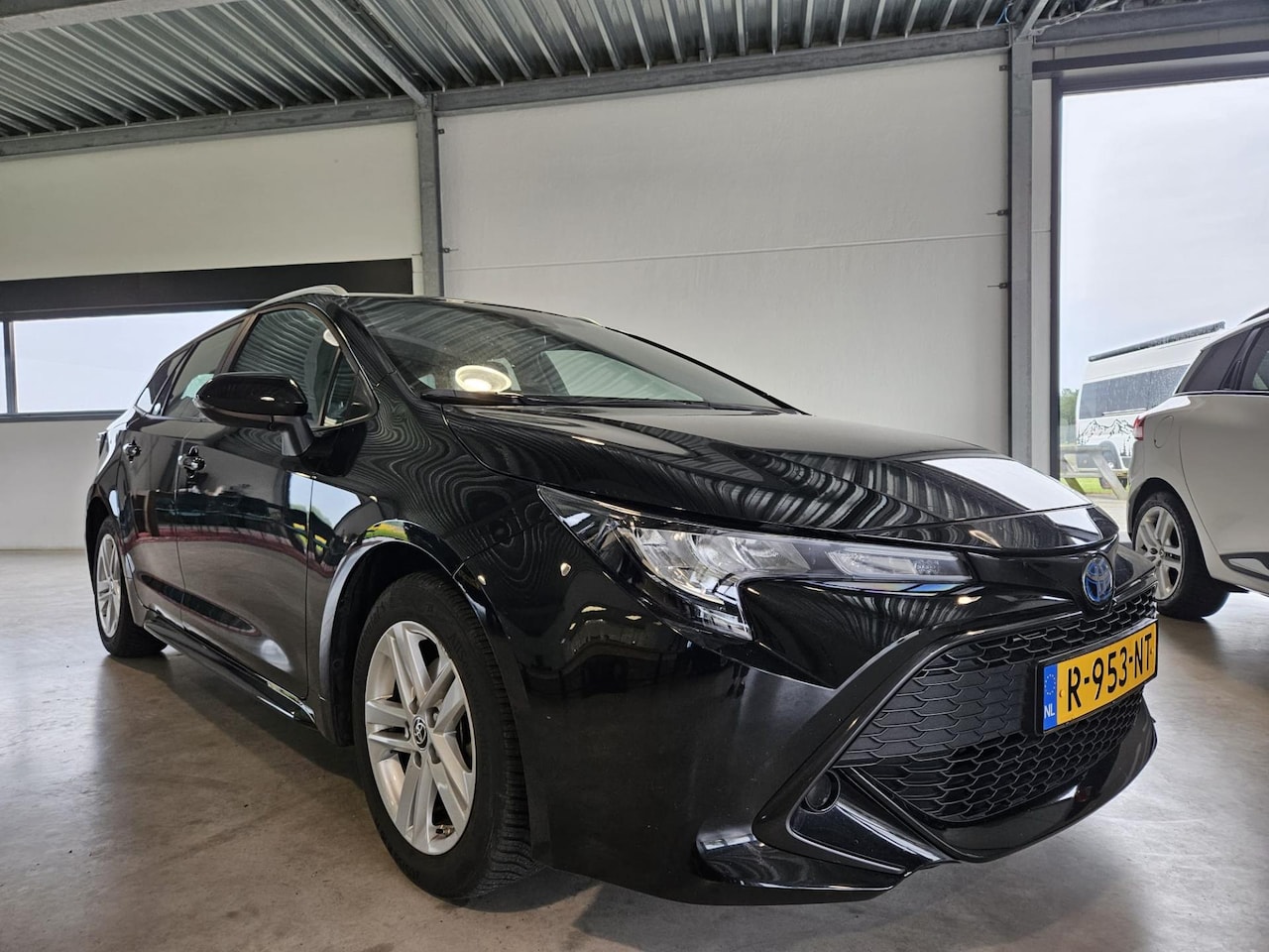 Toyota Corolla Touring Sports - 1.8 Hybrid Active Navigatie/DAB/Camera ! - AutoWereld.nl