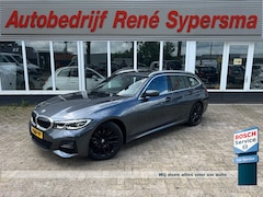 BMW 3-serie Touring - 318i High Executive M sport pakket | Trekhaak | Voorstoelen verwarmd | Panoramadak |