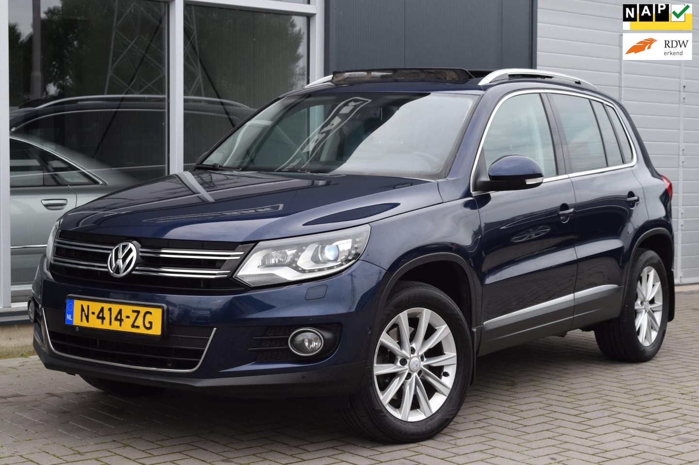 Volkswagen Tiguan - 1.4 TSI Sport&Style | Pano | Xenon | Leder | Keyless | APK 6-2025 - AutoWereld.nl