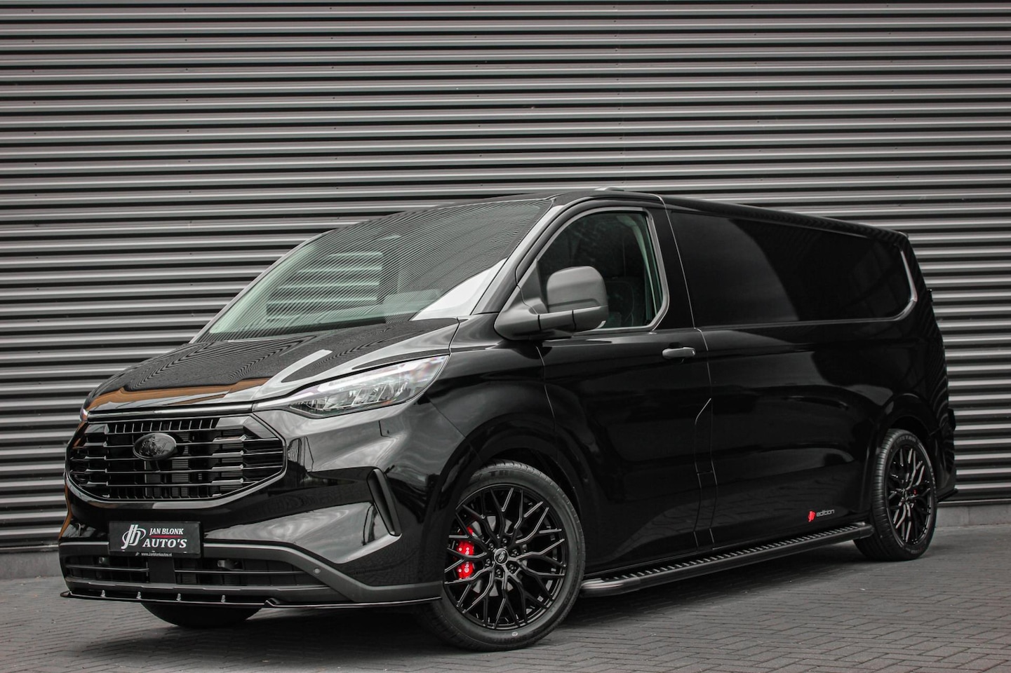 Ford Transit Custom - 2.0 TDCI L2H1 AUTOMAAT 136PK JB- EDITION / FULL BLACK / APPLE CARPLAY / 3- ZITS / MY2024 / - AutoWereld.nl