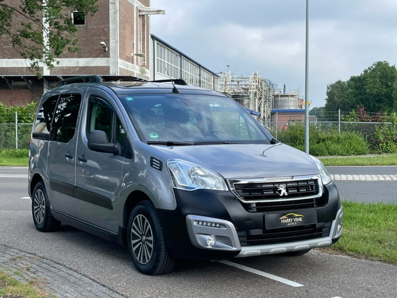 Peugeot Partner Tepee - 1.6 BlueHDi Allure Outdoor | Luxe uitvoering | Navigatie | Panoramadak | Grip Control - AutoWereld.nl