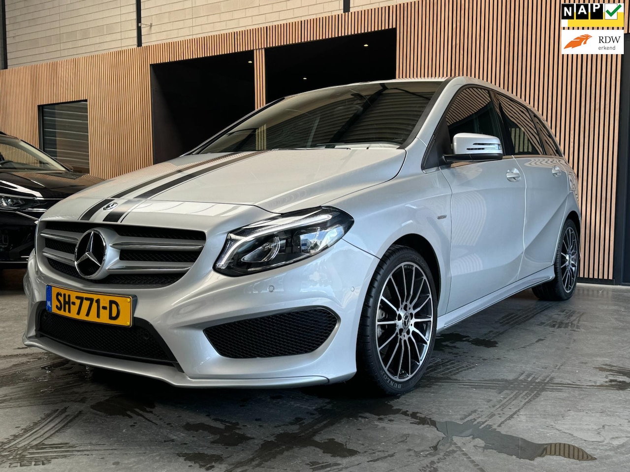 Mercedes-Benz B-klasse - 180 AMG Line Camera | Navi | Camera | Sfeerverlichting| PDC | NAP | APK - AutoWereld.nl