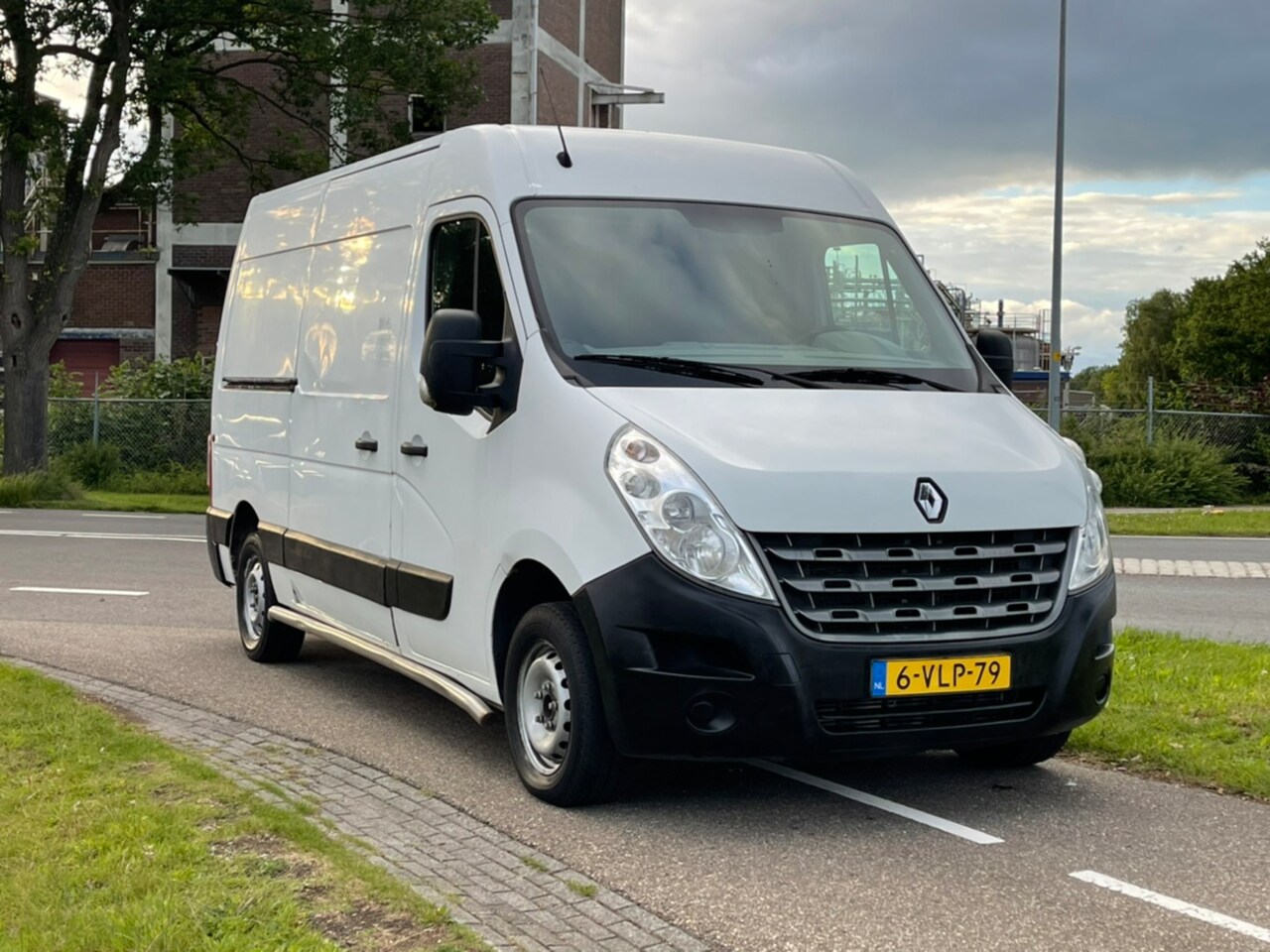 Renault Master - T33 2.3 dCi L3H2 Générique | Airco | NAV | Trekhaak - AutoWereld.nl