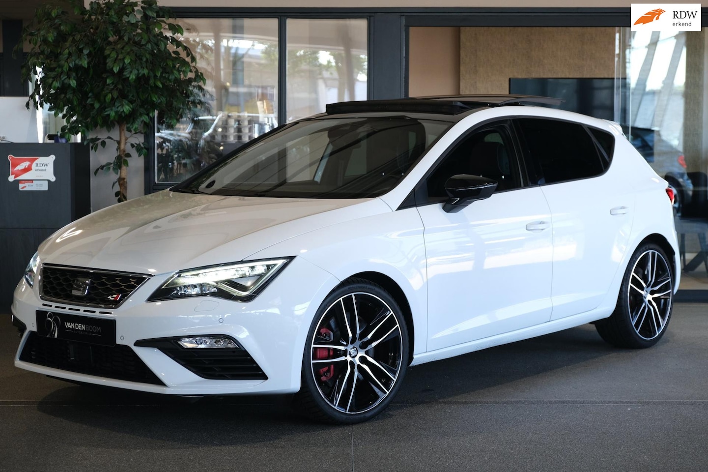 Seat Leon - 2.0 TSI CUPRA 300 DSG Pano Navi ACC Led Keyless Cam Full - AutoWereld.nl