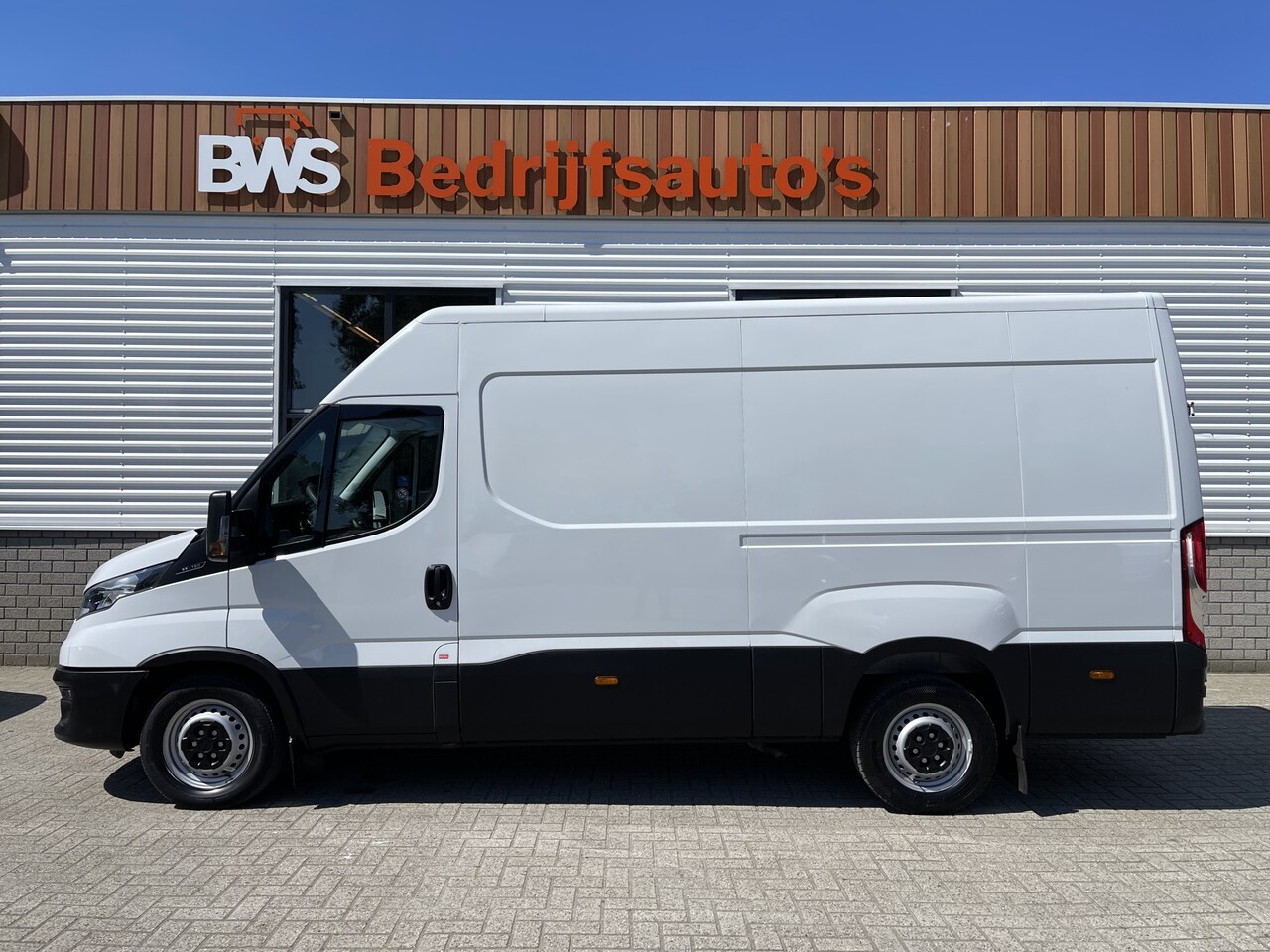 Iveco Daily - 35S16V 2.3 160pk L2H2 / vaste prijs rijklaar € 27.950 ex btw / lease vanaf € 500 / airco / - AutoWereld.nl