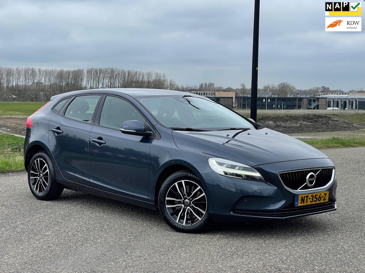 Volvo V40 - 2.0 D2 Nordic+1e Eignr/Automaat/Navi/Stoelverw/Trekhaak/Nap/Boekjes - AutoWereld.nl