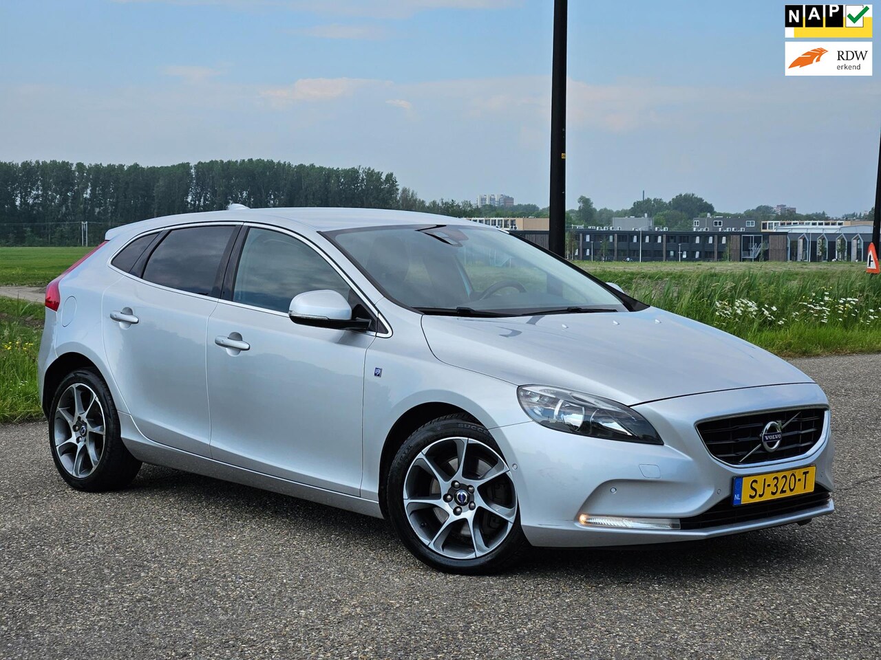 Volvo V40 - 2.0 D2 Ocean Race 1e Eignr/Automaat/Leder/Navi/Lmv/Nap/Boekjes - AutoWereld.nl