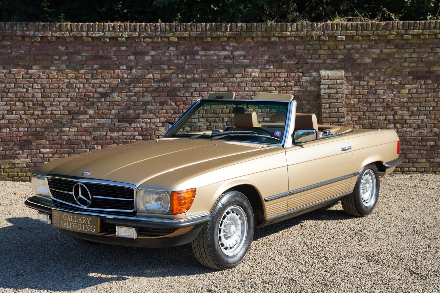 Mercedes-Benz SL-klasse Cabrio - 380 Beautiful SL from the 107 series, Extensively refurbished for more than €35.000 in the - AutoWereld.nl