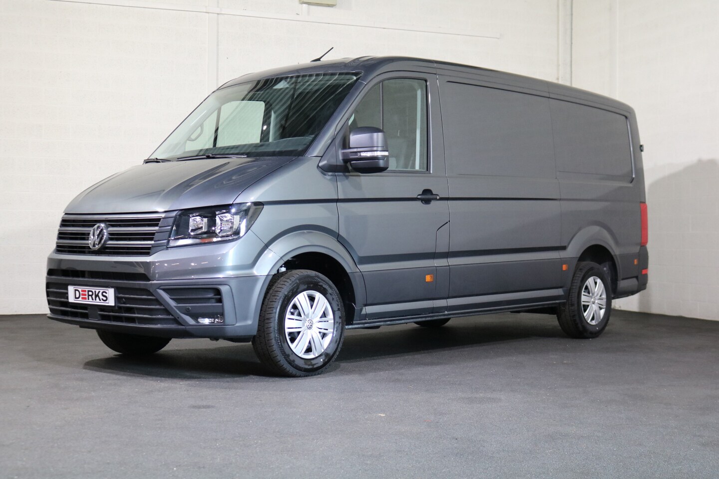 Volkswagen Crafter - 2.0 TDI 177pk L3 H2 Automaat Airco Navigatie Camera Trekhaak - AutoWereld.nl