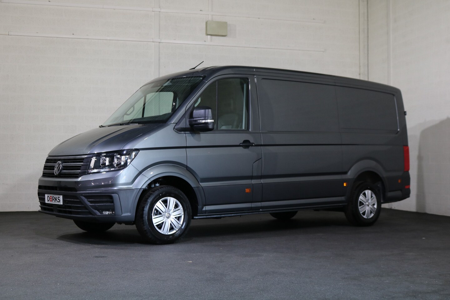 Volkswagen Crafter - 2.0 TDI 177pk L3 H2 Automaat Airco Navigatie Camera Trekhaak - AutoWereld.nl