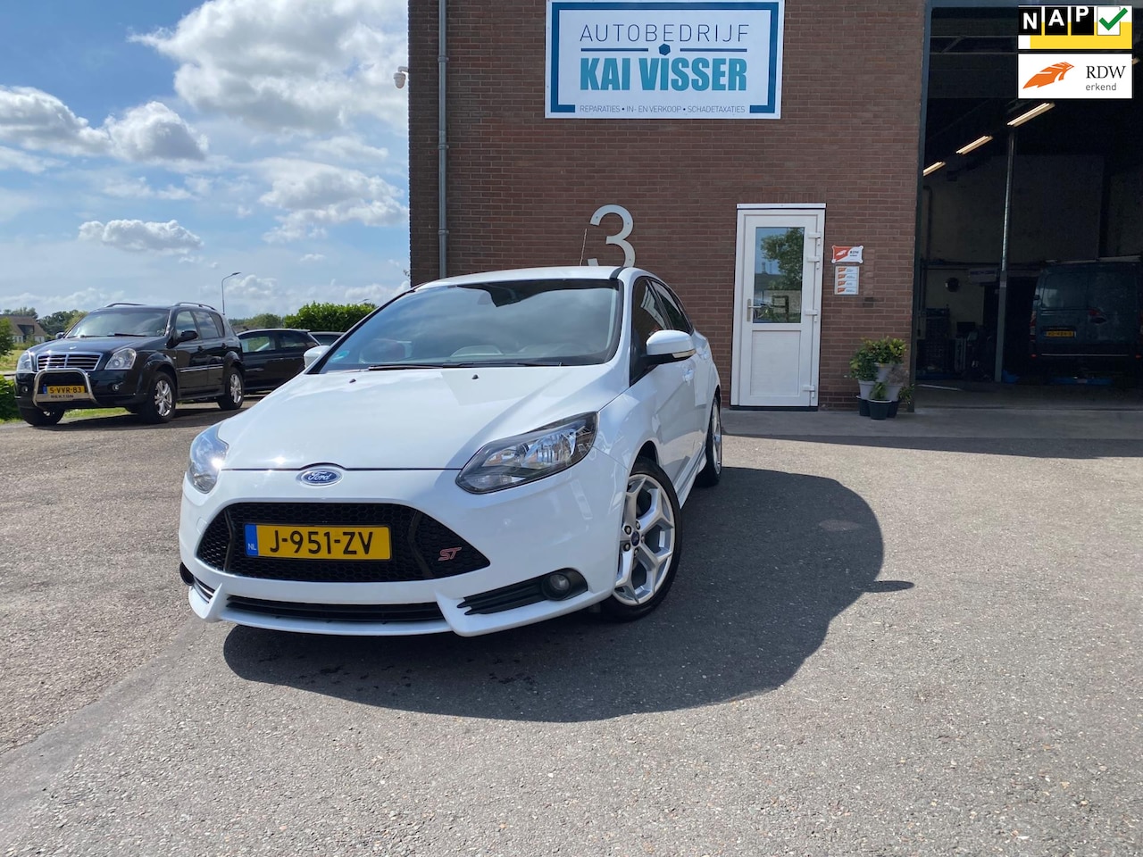 Ford Focus - 2.0 EcoBoost ST-2 / 250pk!! /stoelverwarming - AutoWereld.nl