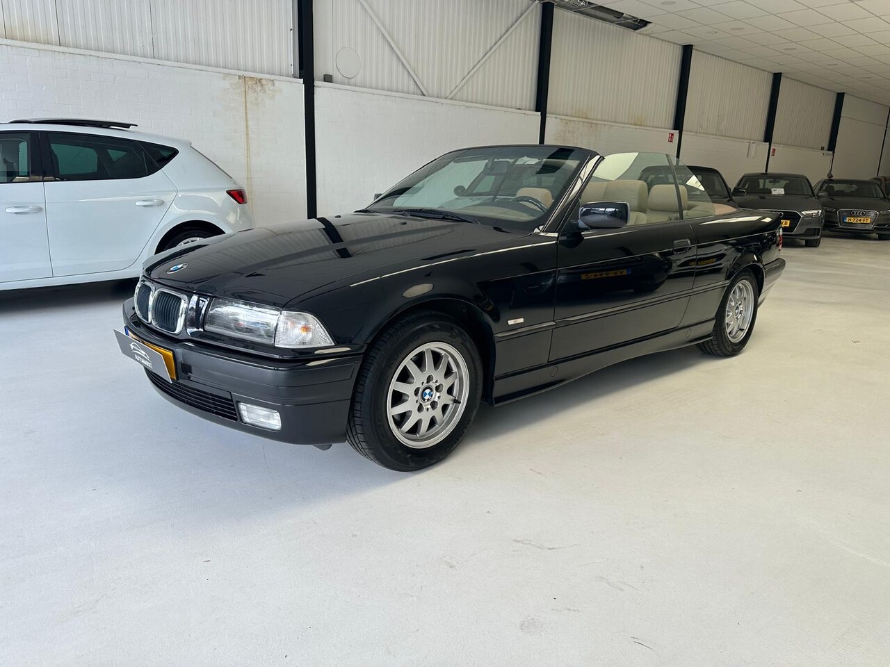 BMW 3-serie Cabrio - 318i slechts 135864 km met hardtop - AutoWereld.nl