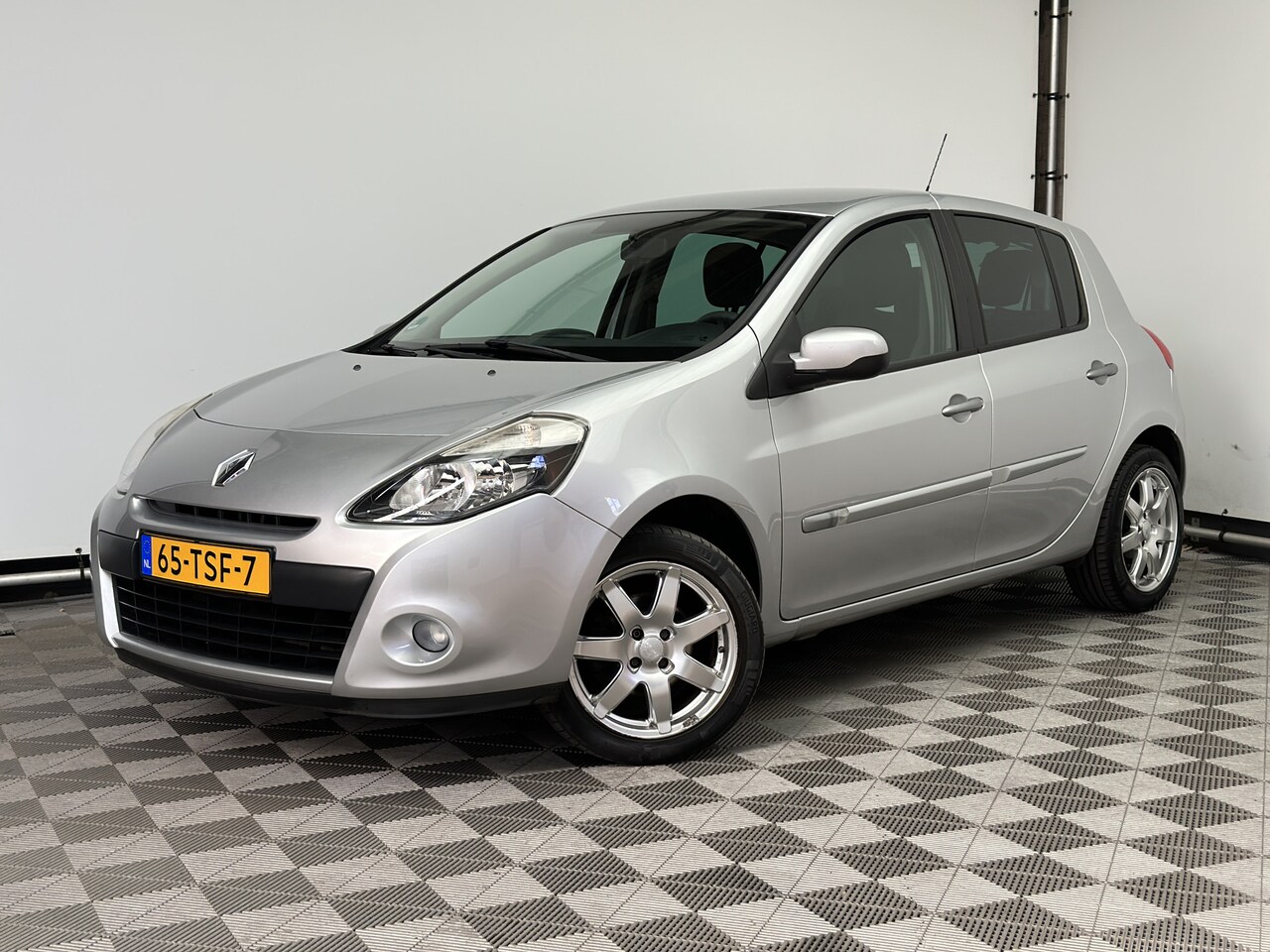 Renault Clio - 1.2 Authentique 5-drs Airco LM15" 1e Eigenaar - AutoWereld.nl