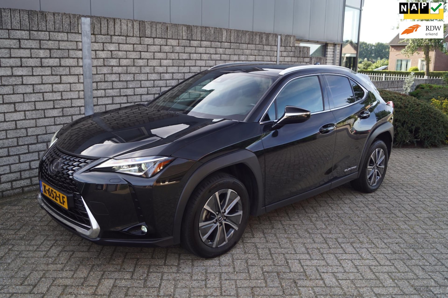 Lexus UX - 300e Business 54 kWh Autom Alcantara Navi Apple Carplay Clima Adaptieve Cruise Rijstrook S - AutoWereld.nl