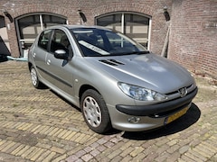 Peugeot 206 - 1.4-16V Gentry Airco/CV/Elektr.ramen/Trekhk