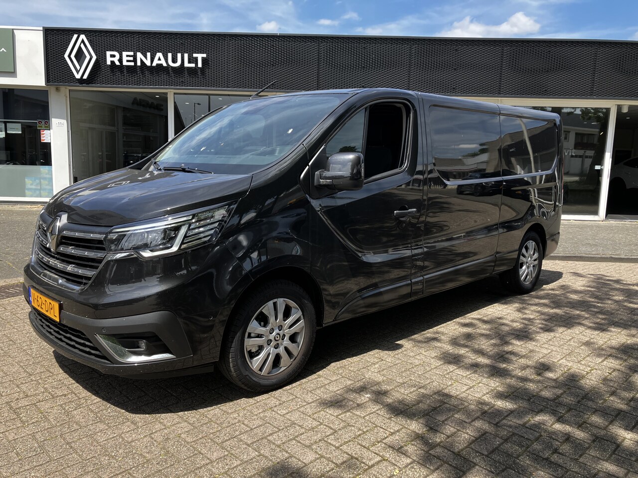 Renault Trafic - 2.0 dCi 130pk T30 L2H1 Luxe - Demo / Trekhaak / Reservewiel - AutoWereld.nl