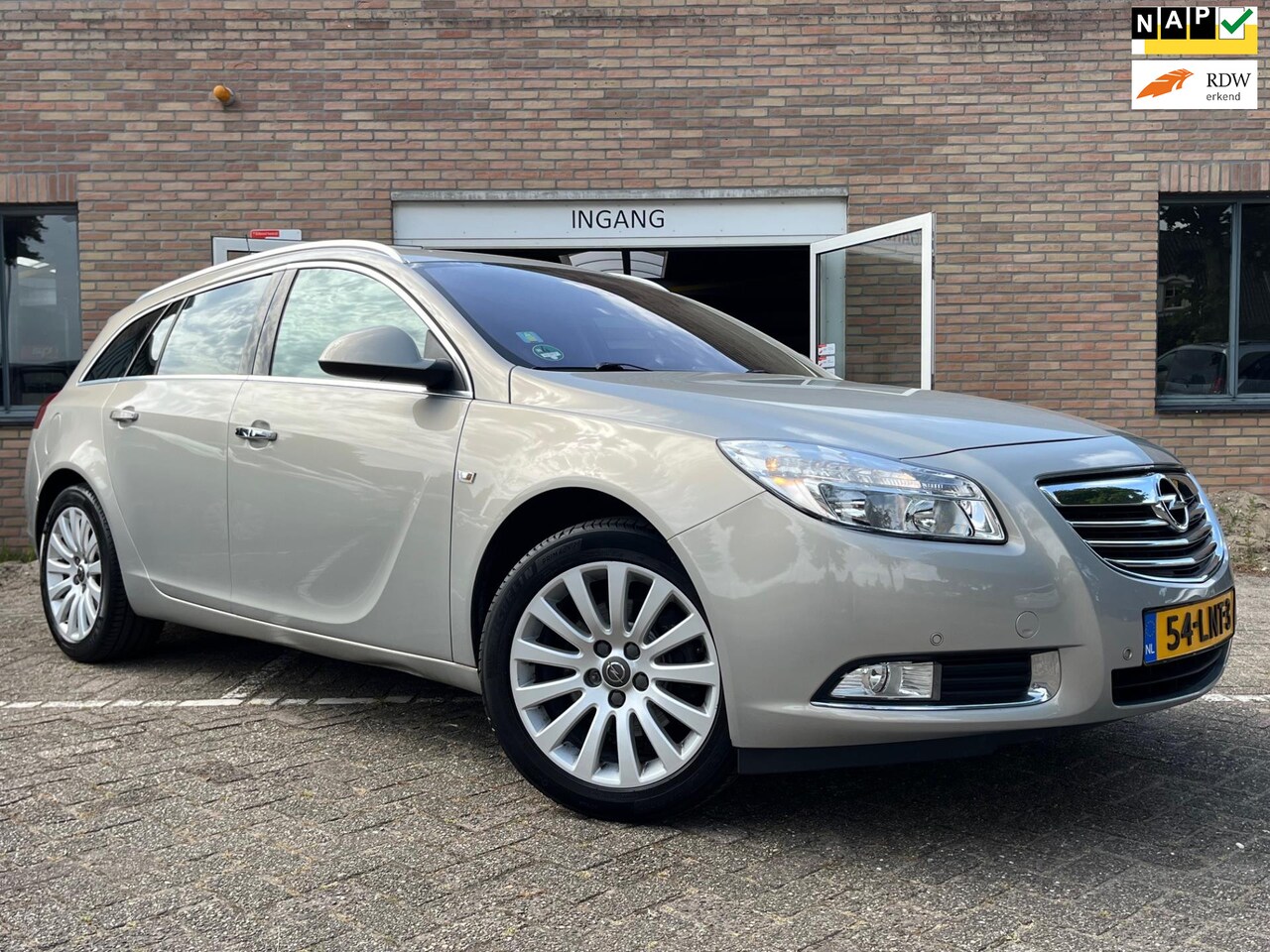 Opel Insignia Sports Tourer - 2.0 T Cosmo 220PK Trekhaak nieuwe Distributie! - AutoWereld.nl