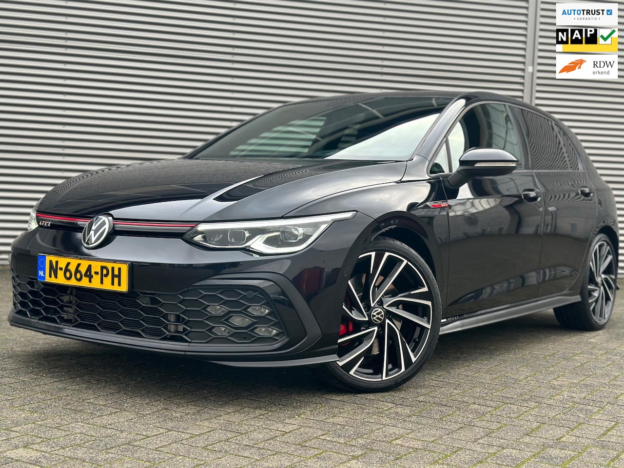 Volkswagen Golf - 2.0 TSI GTI / Pano / Carplay / Black Edition - AutoWereld.nl