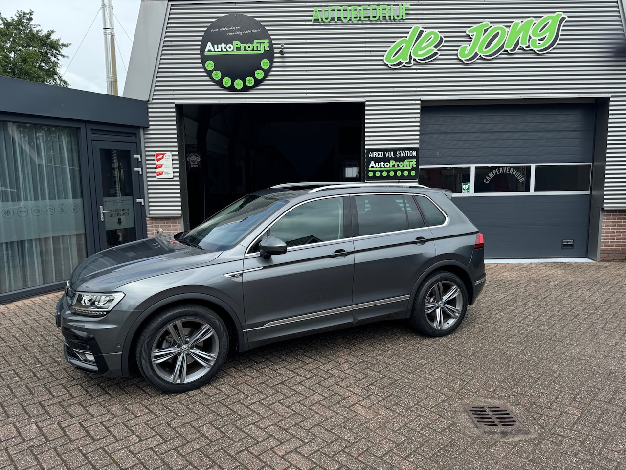 Volkswagen Tiguan - 1.5 TSI ACT R- Line Aut. Pano| Massage| LED- verlichting Nieuwstaat auto - AutoWereld.nl