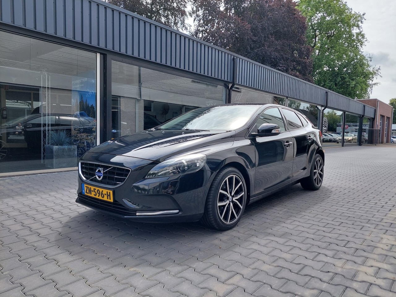 Volvo V40 - 1.6T2 Momentum1 jaar garantie Nieuwe distributieriem Navi Clima Cruise PDC Trekhaak Regens - AutoWereld.nl