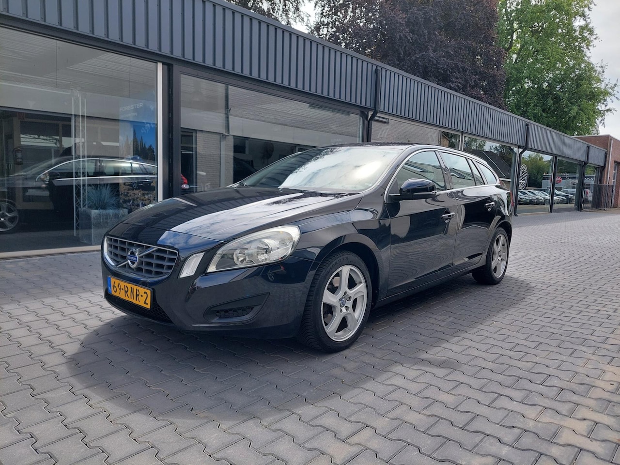 Volvo V60 - 1.6 T4 Momentum Dealer oh Navi Clima Cruise PDC Telefoon Regensensor Electrisch inklapbare - AutoWereld.nl