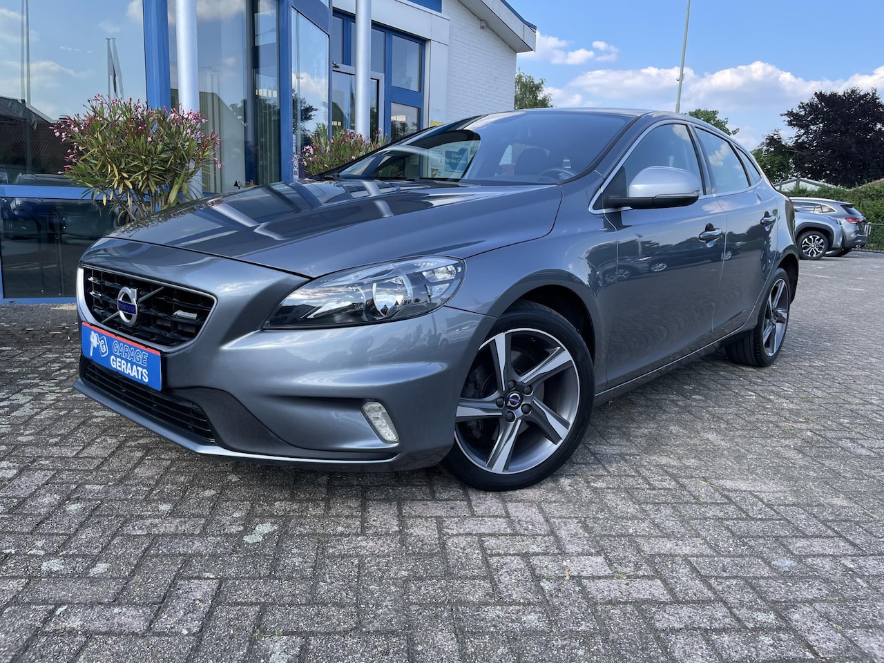 Volvo V40 - 2.0 T2 R-Design | Navigatie, Cruise Control, Parkeersensoren, Bluetooth, 16 inch, zeer moo - AutoWereld.nl