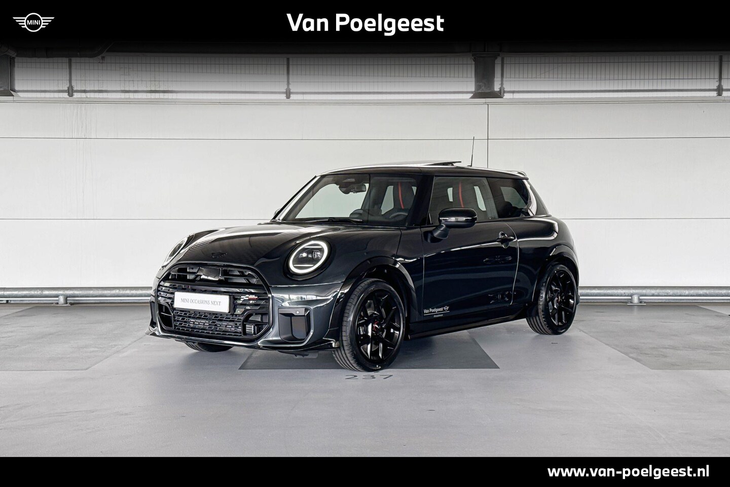 MINI Cooper - 3-deurs 1.5 Cooper C John Cooper Works | Pakket M | Dak en spiegelkappen in Jetblack - AutoWereld.nl