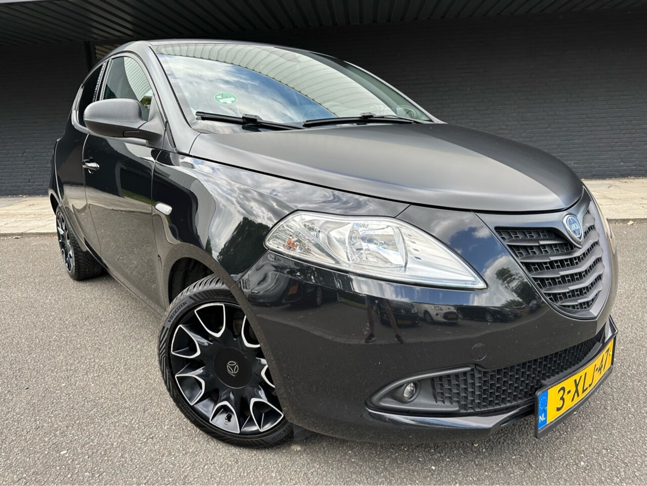 Lancia Y(psilon) - Ypsilon 0.9 TwinAir S Momodesign uitvoering - AutoWereld.nl