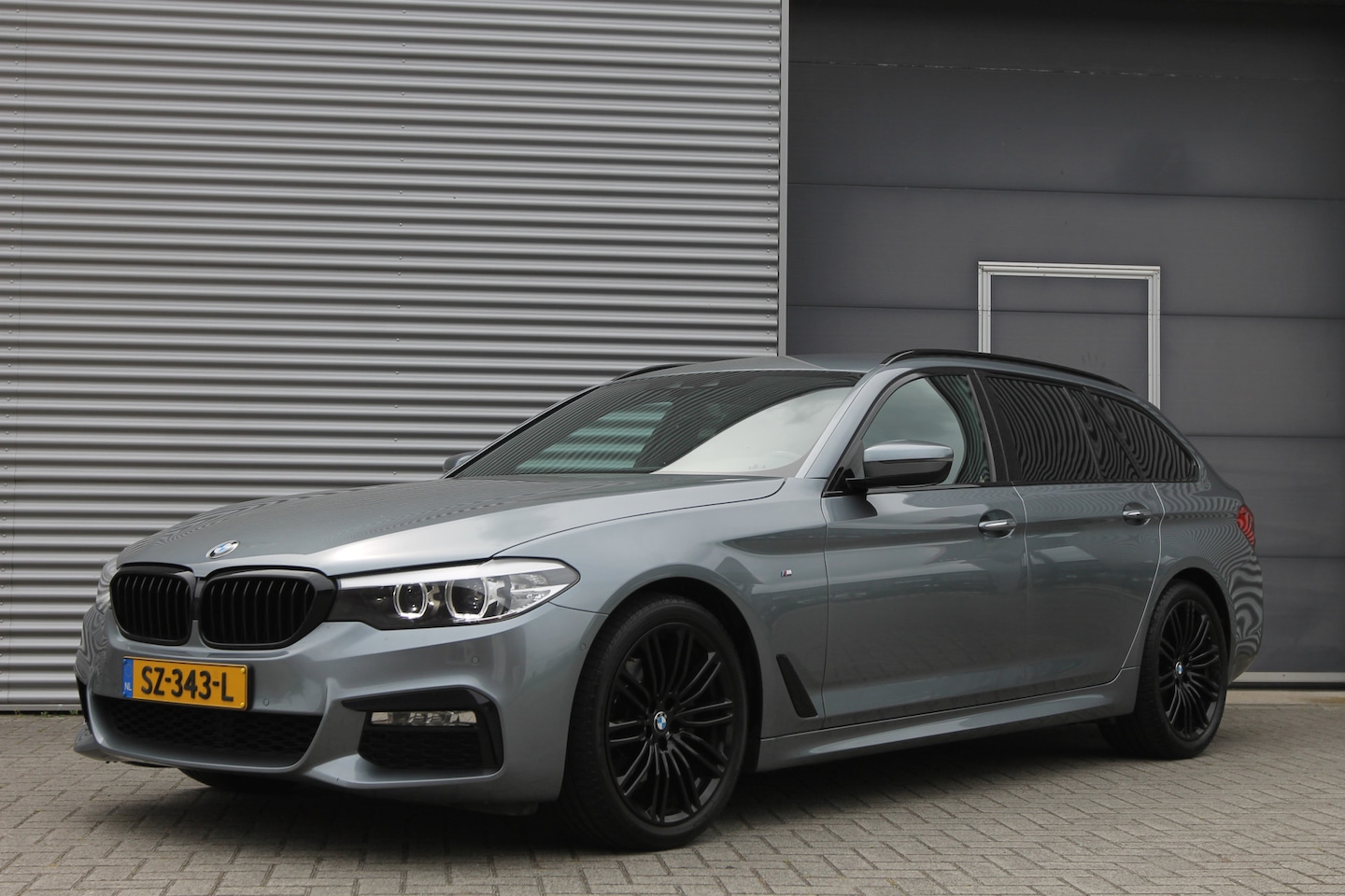 BMW 5-serie Touring - 520d High Executive AUTOMAAT I M-PAKKET I NAVI I CAMERA I 19" - AutoWereld.nl