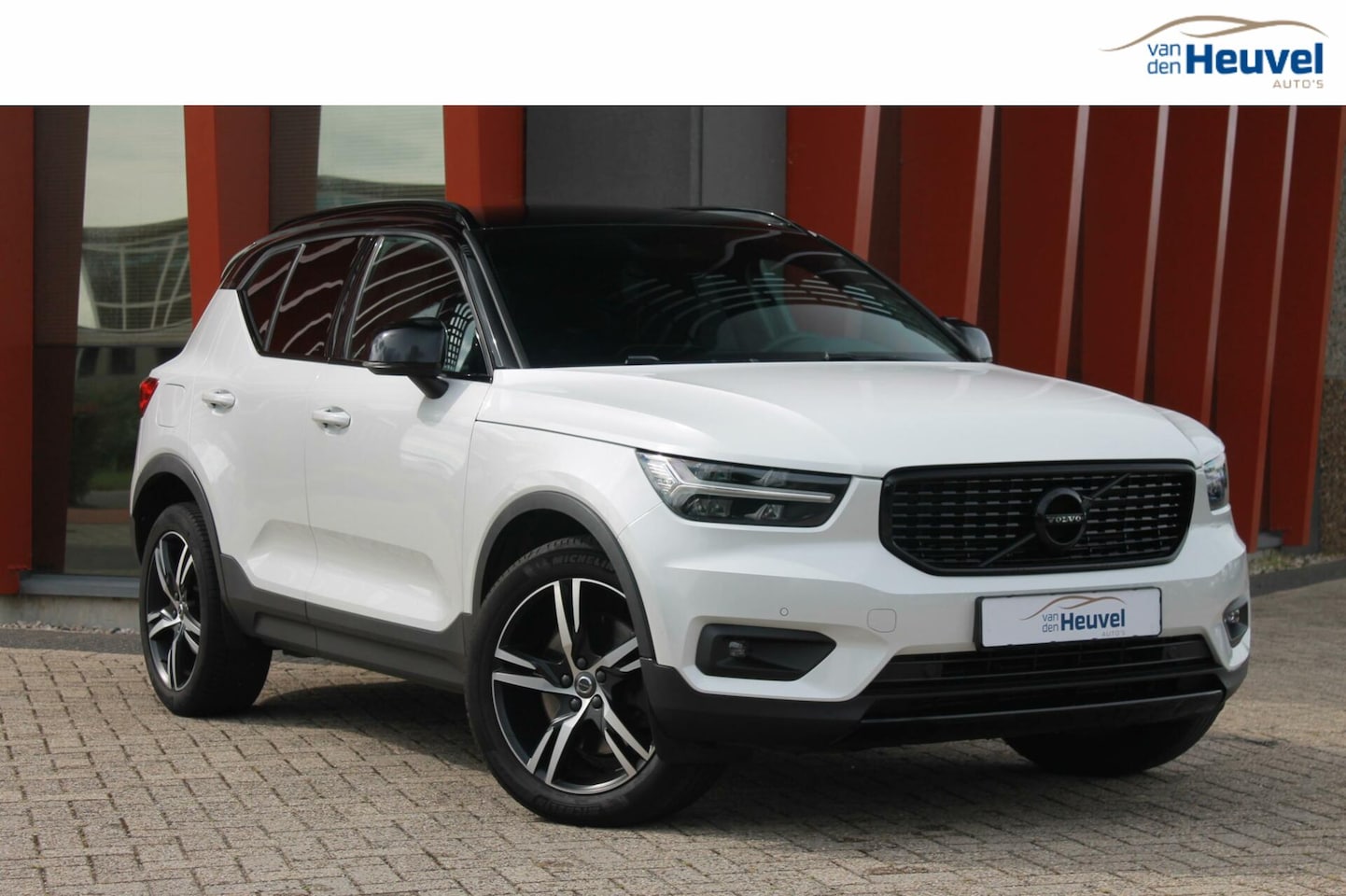 Volvo XC40 - T5 Recharge R-Design | Glossy Black | Pilot Assist | BLIS | Keyless | Parkeercamera - AutoWereld.nl