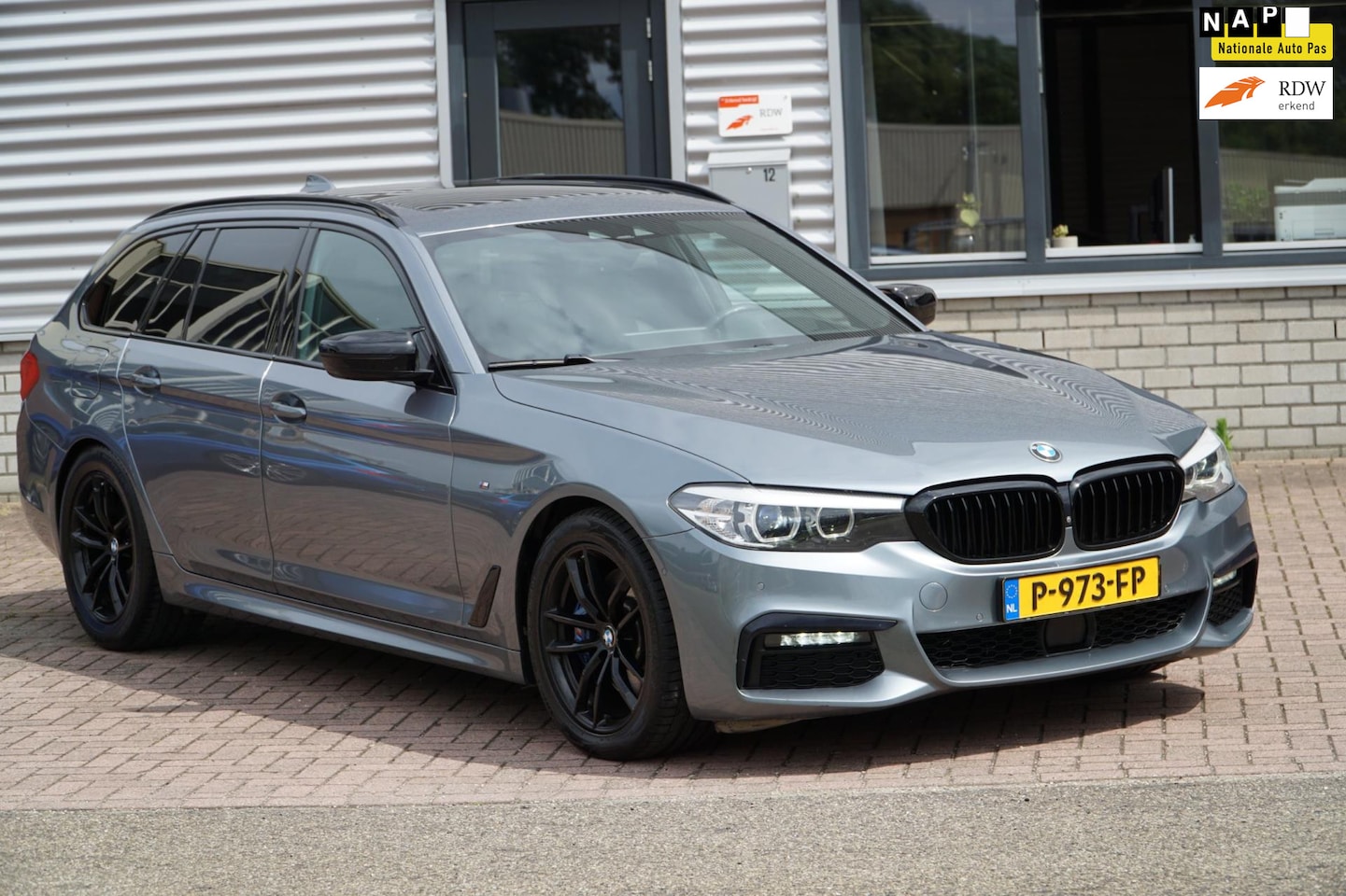 BMW 5-serie Touring - 530i High Executive PANO - AutoWereld.nl