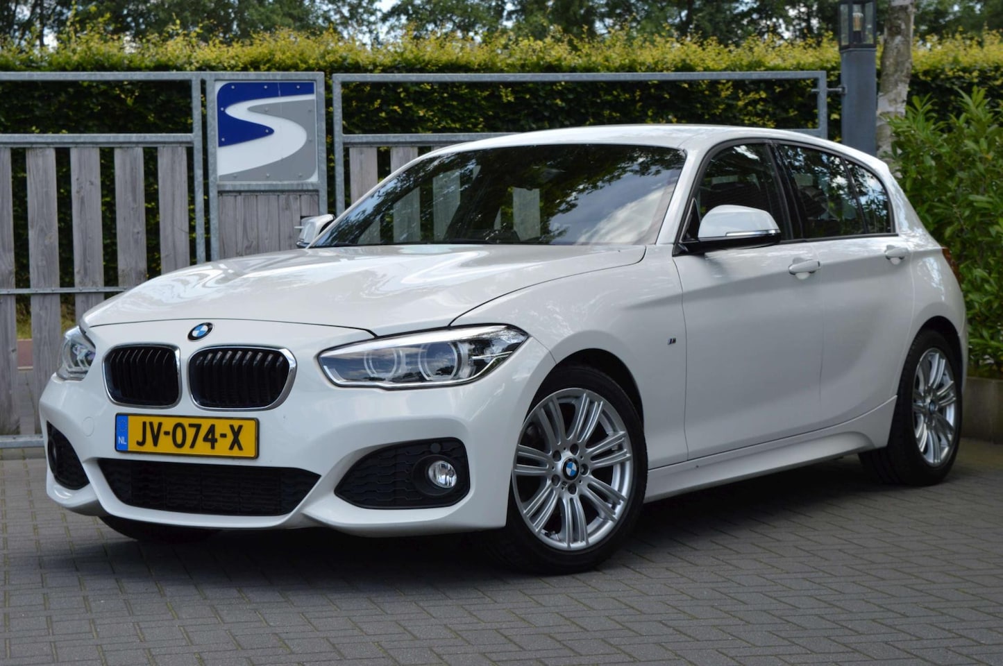 BMW 1-serie - 116i Centennial Executive - M Sport|Navi|Alcantara|Xenon|Cruise|PDC - AutoWereld.nl