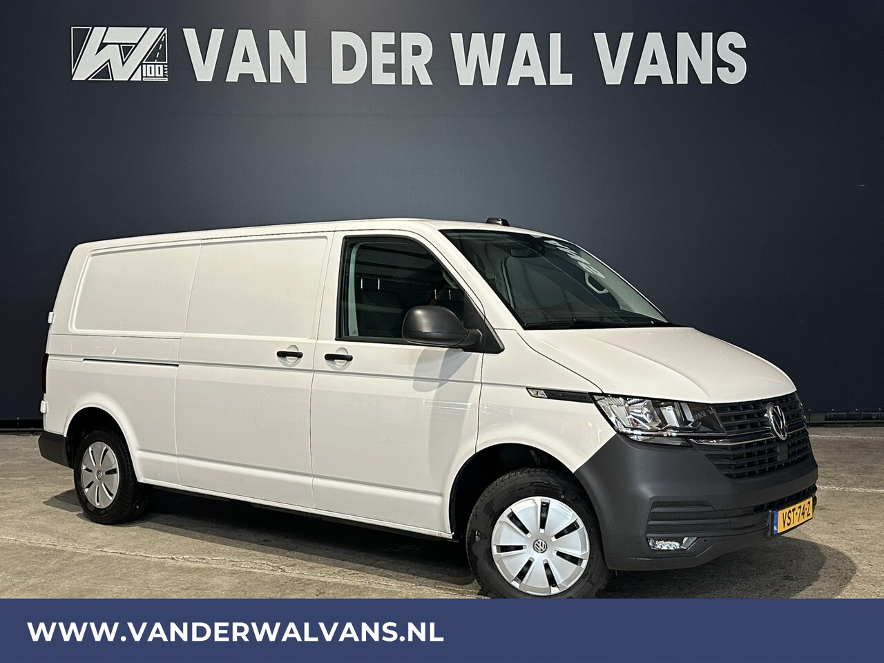 Volkswagen Transporter - 2.0 TDI 150pk L2H1 Fabrieksgarantie Euro6 Airco | Trekhaak | Apple Carplay | Android Auto - AutoWereld.nl