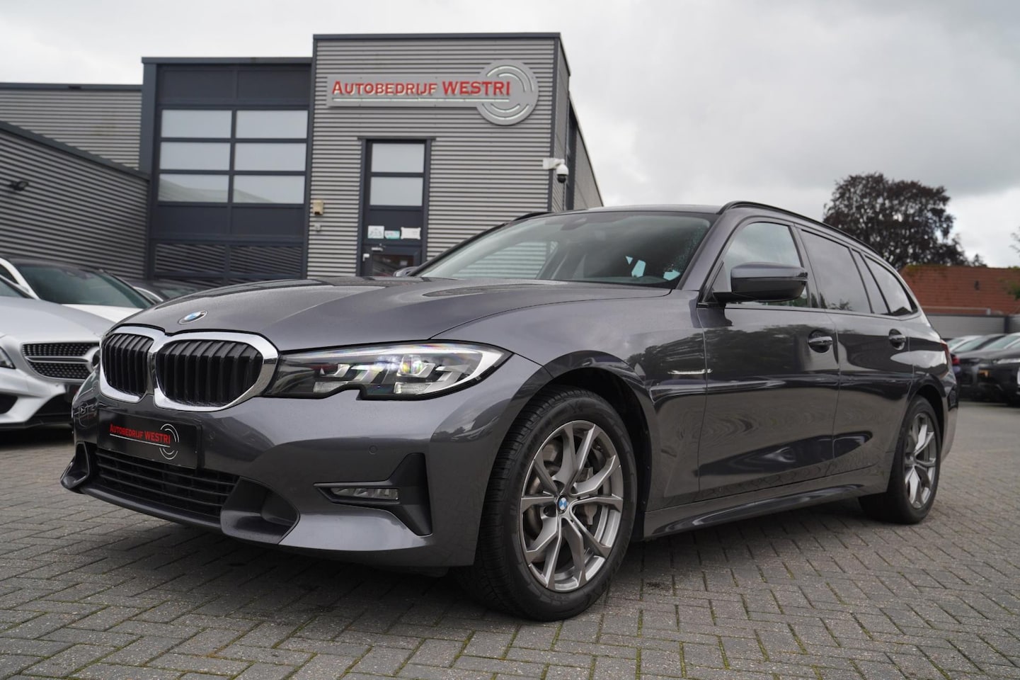 BMW 3-serie Touring - 330i Executive Edition | Sportstoelen | Elektrische trekhaak | 259PK | NAP | Dealer onderh - AutoWereld.nl