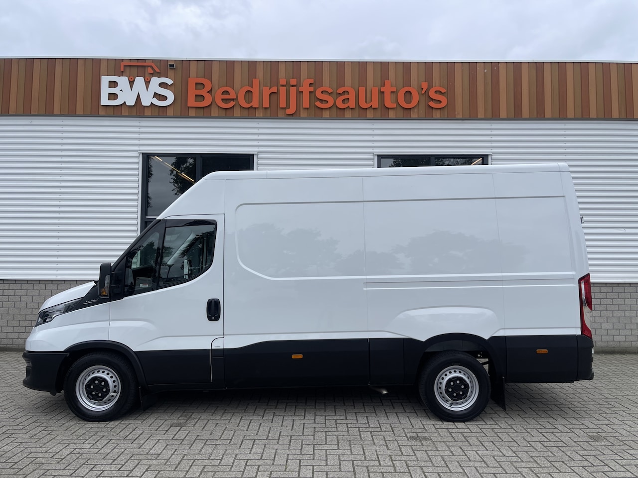 Iveco Daily - 35S16V 2.3 L2H2 160pk / vaste prijs rijklaar € 27.950 ex btw / lease vanaf € 500 / climate - AutoWereld.nl