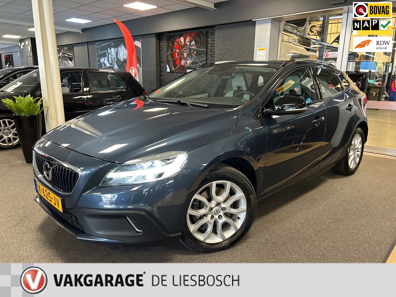 Volvo V40 Cross Country - 2.0 T3 Summum 2.0 T3 Summum,leer,navi,clima,stoelverw,media,boeken ,etc - AutoWereld.nl