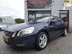 Volvo S60 - 1.6 T4 Momentum 180 PK -CLIMA-CRUISECONTROL-NAVI-CITY SAFETY-DEALER ONDERHOUDEN-ISOFIX-LIC