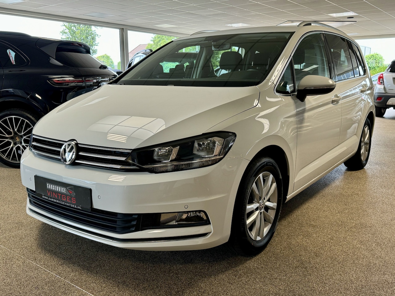 Volkswagen Touran - 1.2 TSI Highline PDC, Clima, L/m velgen, Cruise, Zeer mooi! - AutoWereld.nl