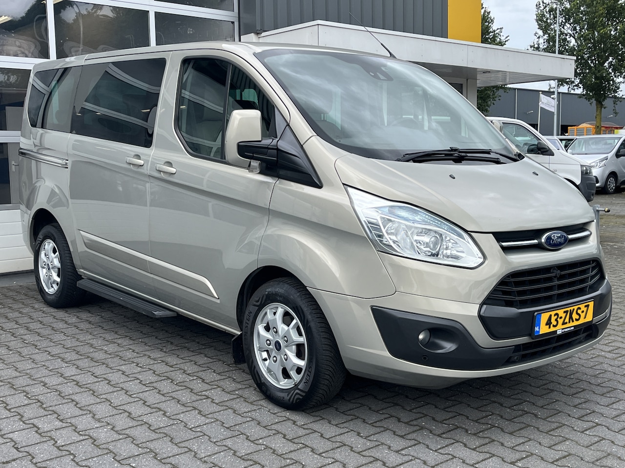 Ford Transit Custom - 8-persoons 300 2.2 TDCI 155 PK L1H2 Titanium Leder Camera PDC Stoelverwarming Navigatie - AutoWereld.nl