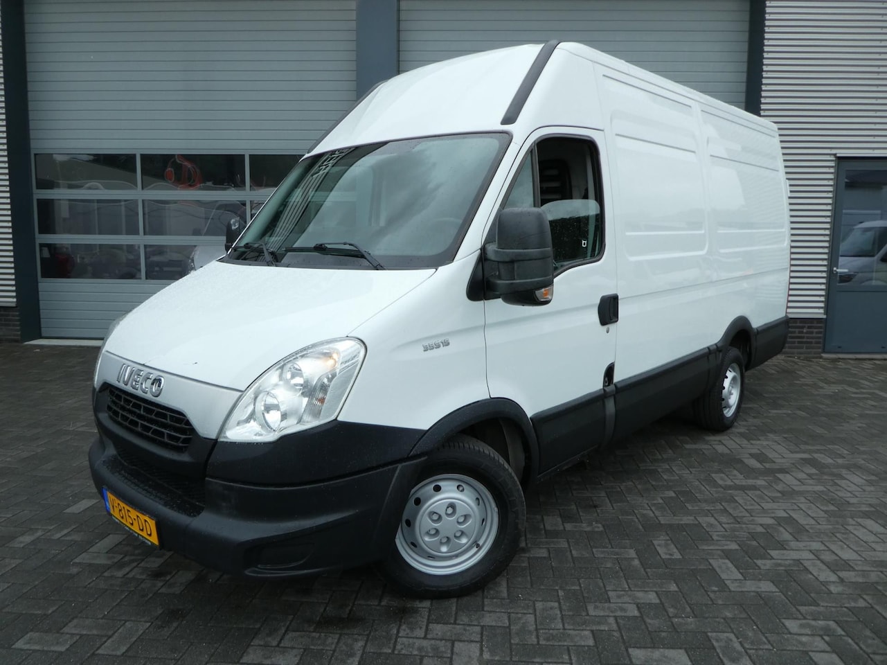 Iveco Daily - 35S15V 146 pk L2H2 3 zits trekhaak - AutoWereld.nl