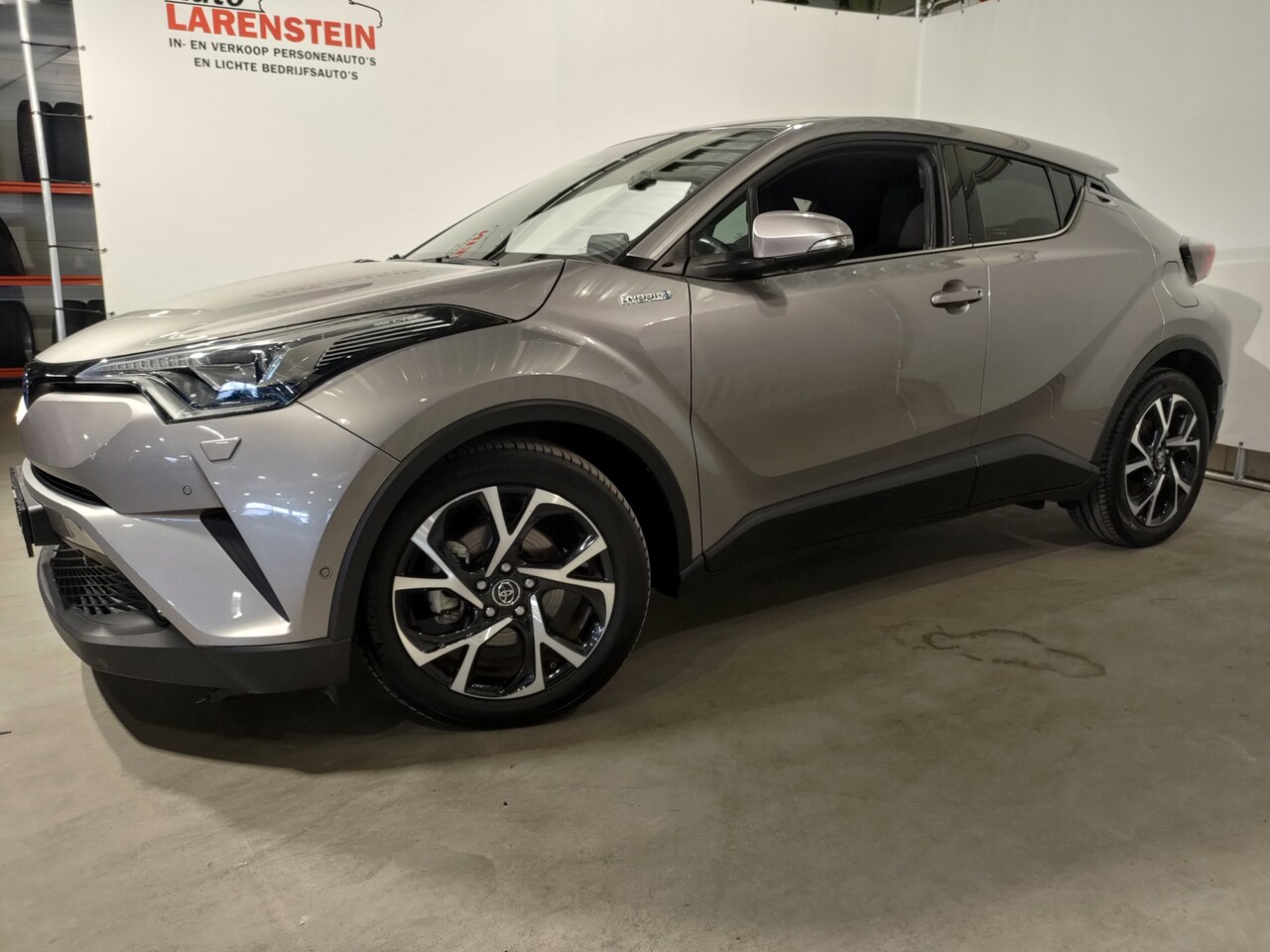 Toyota C-HR - 1.8i Hybrid 122pk Club Premium S. 90kw Aut. A.Camera / Park Pack / Winter Pack - AutoWereld.nl