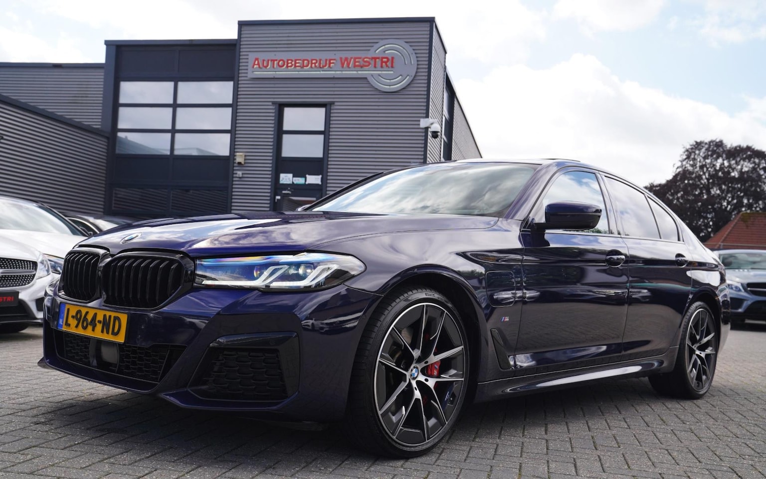 BMW 5-serie - 530e High Executive | M-pakket | M-stoelen | Sfeerverlichting | Schuifdak | 360 cam | Adap - AutoWereld.nl